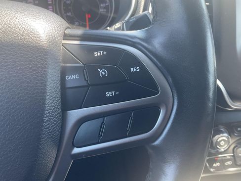 Used 2019 Jeep Cherokee Latitude Plus w/ Cold Weather Group AWD/4WD image 7