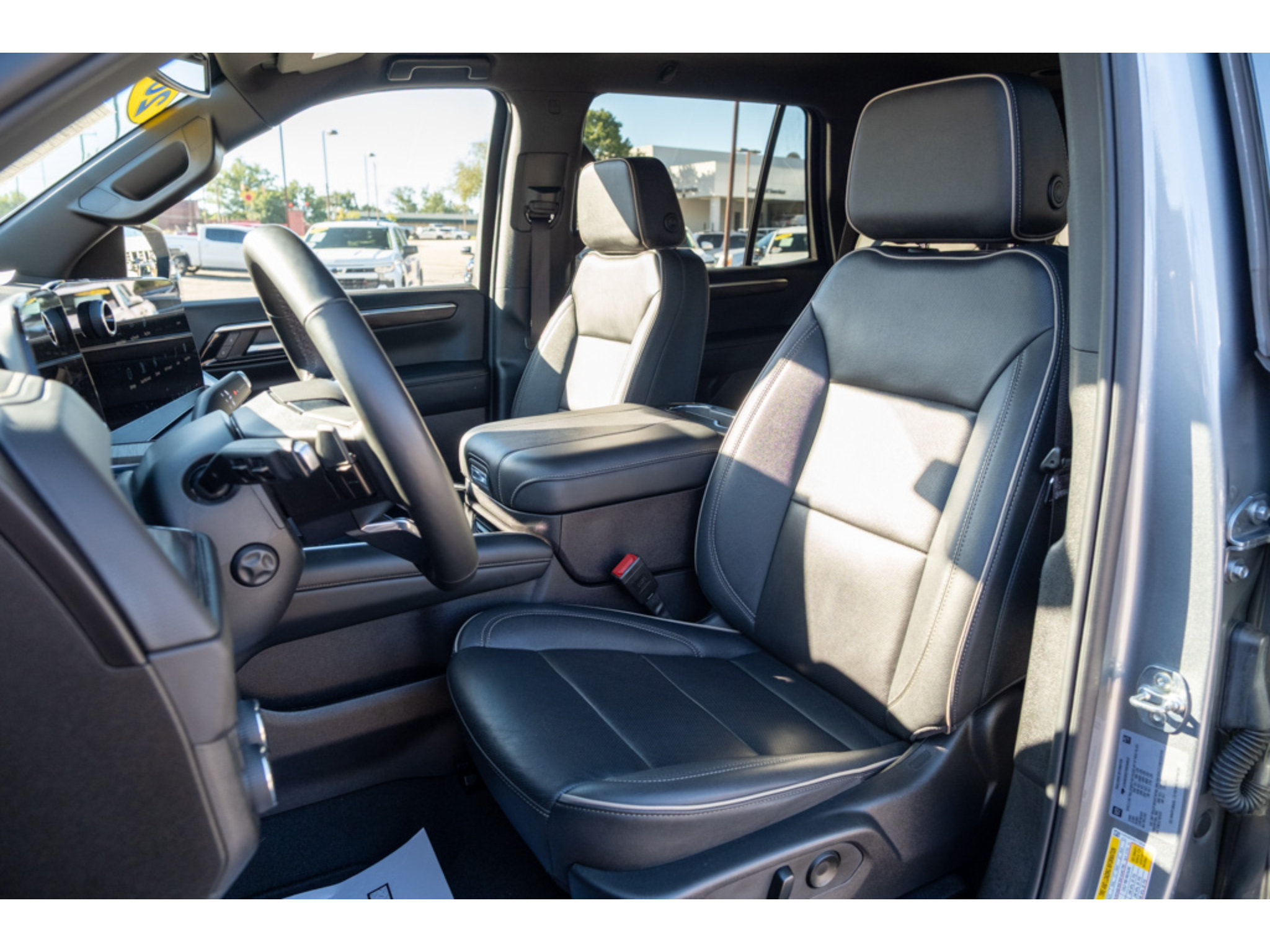 Used 2025 Chevrolet Tahoe Premier AWD/4WD image 12