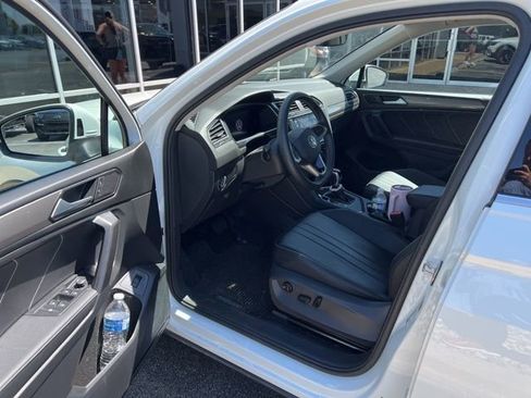 Used 2022 Volkswagen Tiguan SE FWD image 12