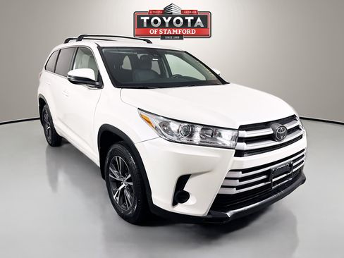 Used 2017 Toyota Highlander LE AWD/4WD image 1