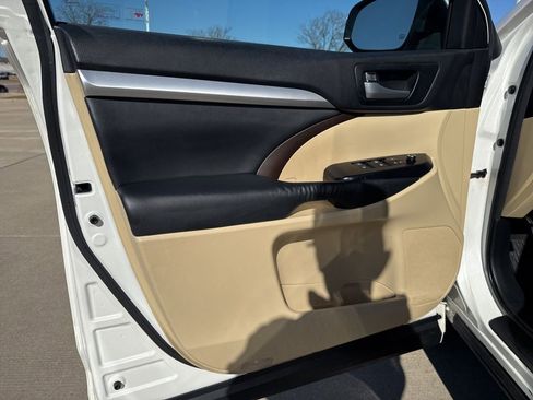 Used 2014 Toyota Highlander XLE image 16
