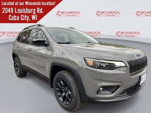 Used 2022 Jeep Cherokee Latitude w/ Sun & Sound Group AWD/4WD image 3