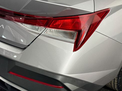 Used 2025 Hyundai Elantra SE FWD image 33
