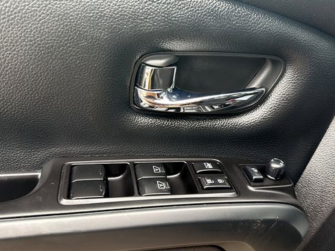 Used 2019 Nissan Titan SL w/ Midnight Edition AWD/4WD image 16