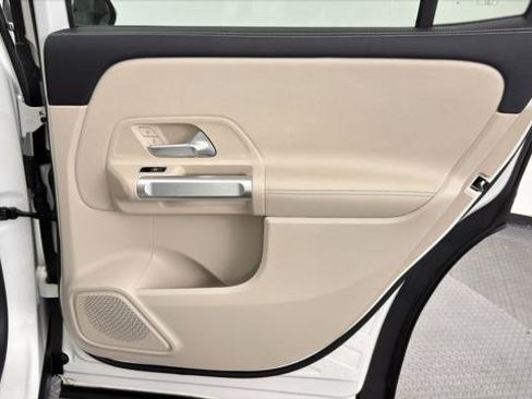 Used 2023 Mercedes-Benz GLB 250 w/ Premium Package image 20