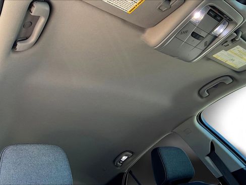 Used 2018 Chevrolet Equinox LT w/ LPO, Blackout Package image 17