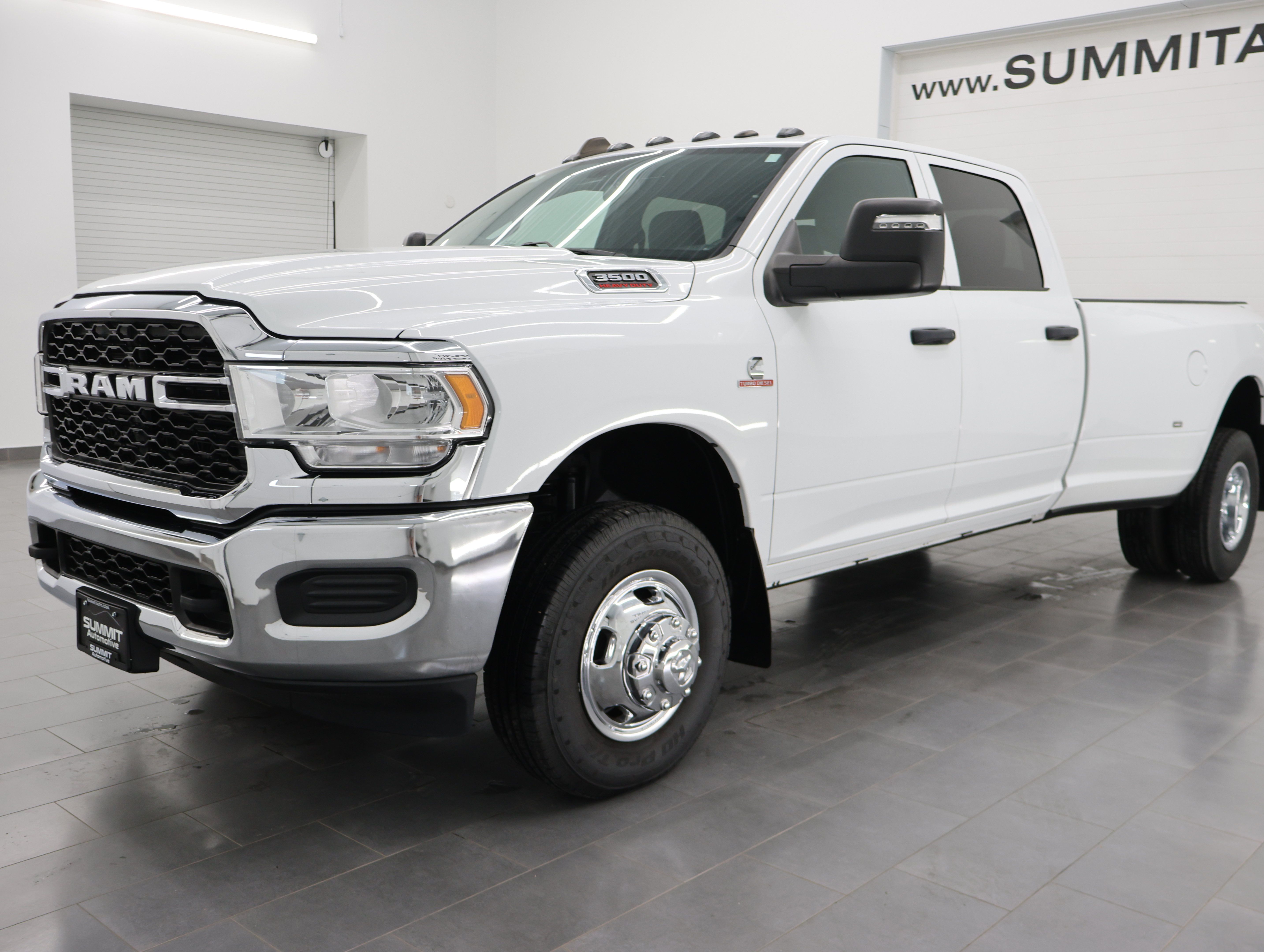 Used 2024 RAM 3500 Tradesman w/ Chrome Appearance Group AWD/4WD image 7