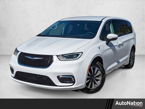 Used 2023 Chrysler Pacifica Touring-L image 1