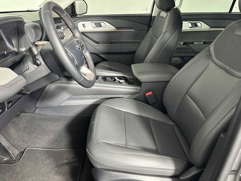 Used 2025 Ford Explorer Active w/ Active Comfort Package RWD image 7