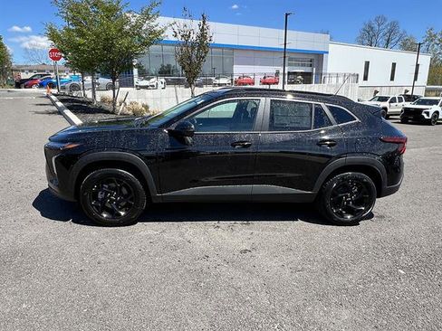 New 2026 Chevrolet Trax LT w/ Midnight Edition FWD image 2