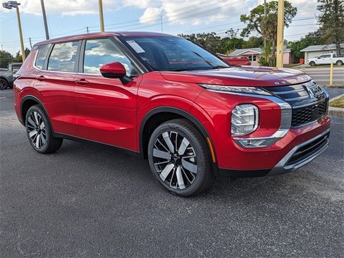 New 2025 Mitsubishi Outlander SE image 3