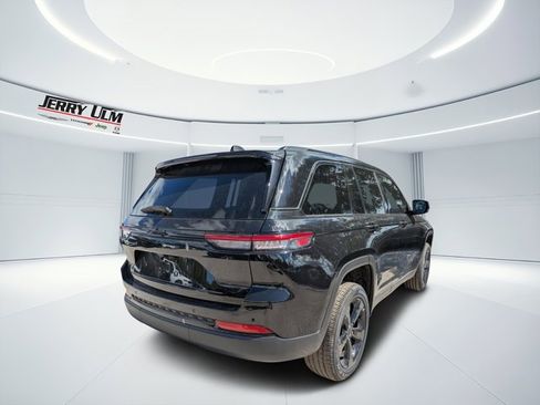 New 2025 Jeep Grand Cherokee Altitude image 3