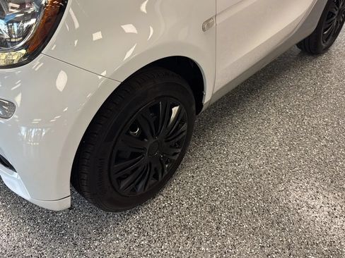 Used 2017 smart fortwo pure RWD image 28