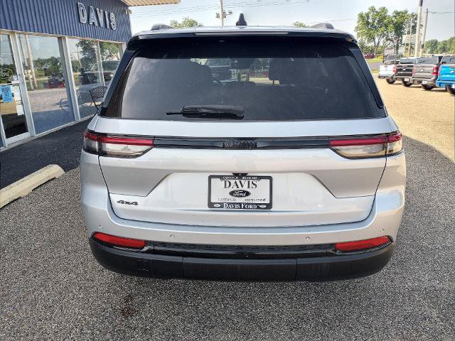 Used 2023 Jeep Grand Cherokee Altitude AWD/4WD image 4