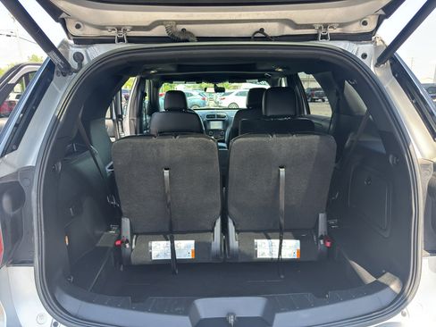 Used 2017 Ford Explorer XLT w/ Equipment Group 202A AWD/4WD image 10