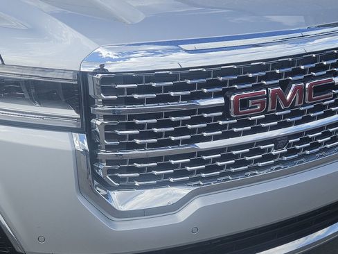 Used 2020 GMC Acadia Denali w/ Technology Package FWD image 3