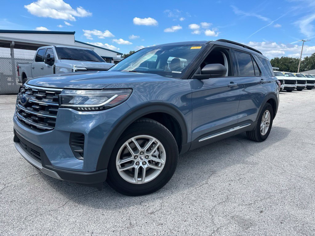 Used 2025 Ford Explorer Active RWD image 1
