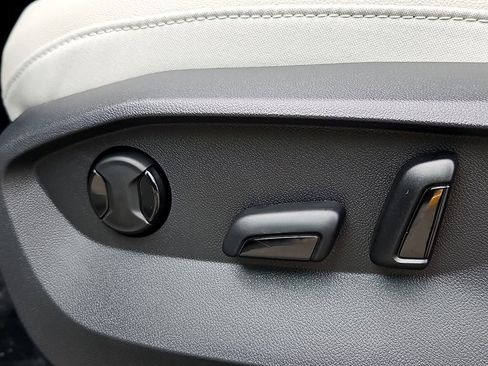 New 2026 Volkswagen Taos SE image 20