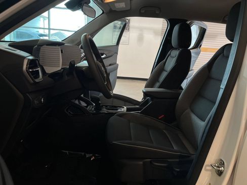 Used 2025 Chevrolet TrailBlazer LT FWD image 25
