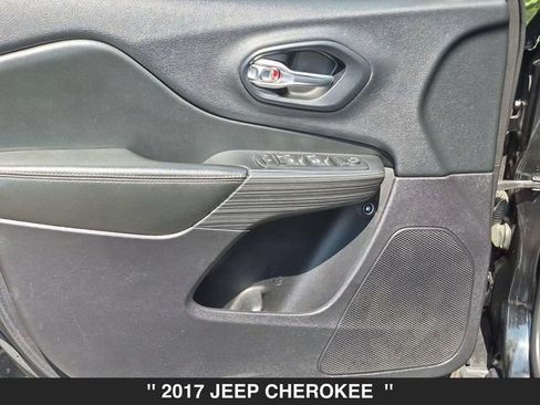 Used 2017 Jeep Cherokee Limited AWD/4WD image 10