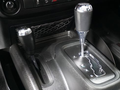 Used 2017 Jeep Wrangler Unlimited Rubicon w/ Connectivity Group image 22