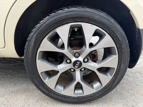 Used 2013 Kia Soul ! FWD image 10