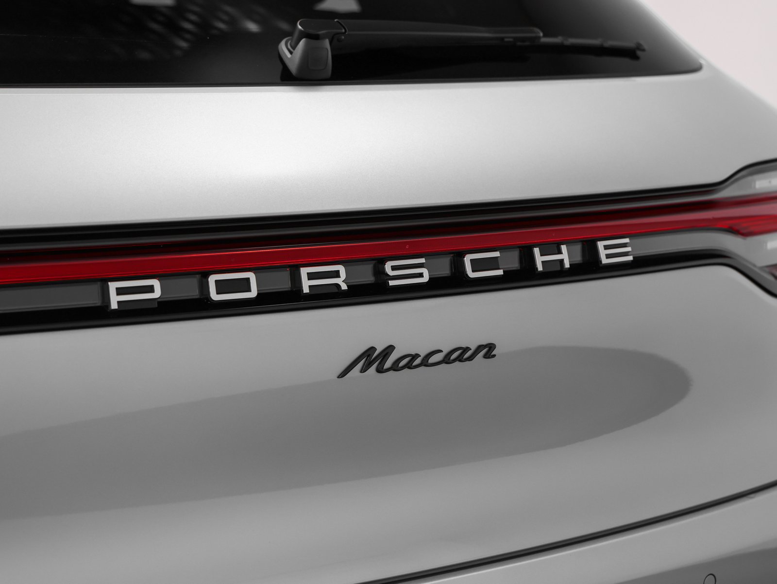 Certified 2025 Porsche Macan AWD/4WD image 18
