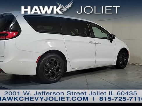 Used 2024 Chrysler Pacifica Limited FWD image 7