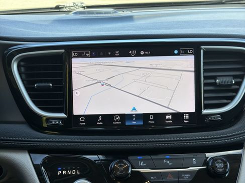 Used 2024 Chrysler Pacifica Limited FWD image 18