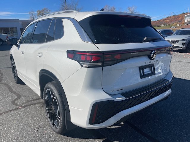 New 2026 Volkswagen Tiguan SEL R-Line AWD/4WD image 2