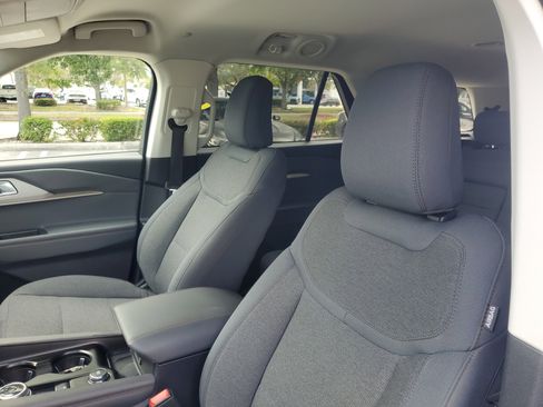 Used 2025 Ford Explorer Active RWD image 19