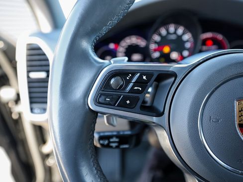 Certified 2023 Porsche Cayenne Platinum Edition image 17