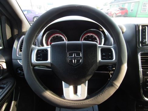 Used 2014 Dodge Grand Caravan SXT FWD image 14
