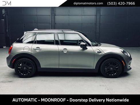 Used 2019 MINI Cooper 4-Door Hardtop w/ Signature Upholstery Package FWD image 8