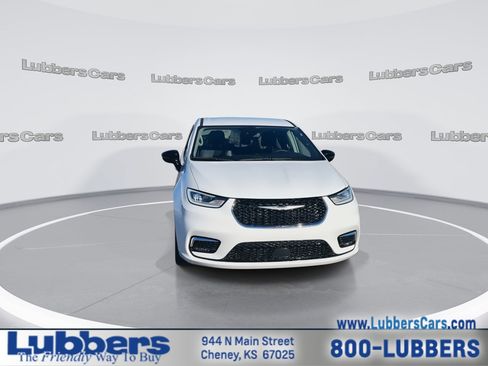 Used 2024 Chrysler Pacifica Touring-L image 3