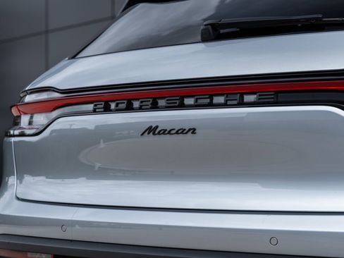 Certified 2025 Porsche Macan image 15