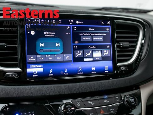 Used 2024 Chrysler Pacifica Touring-L FWD image 18