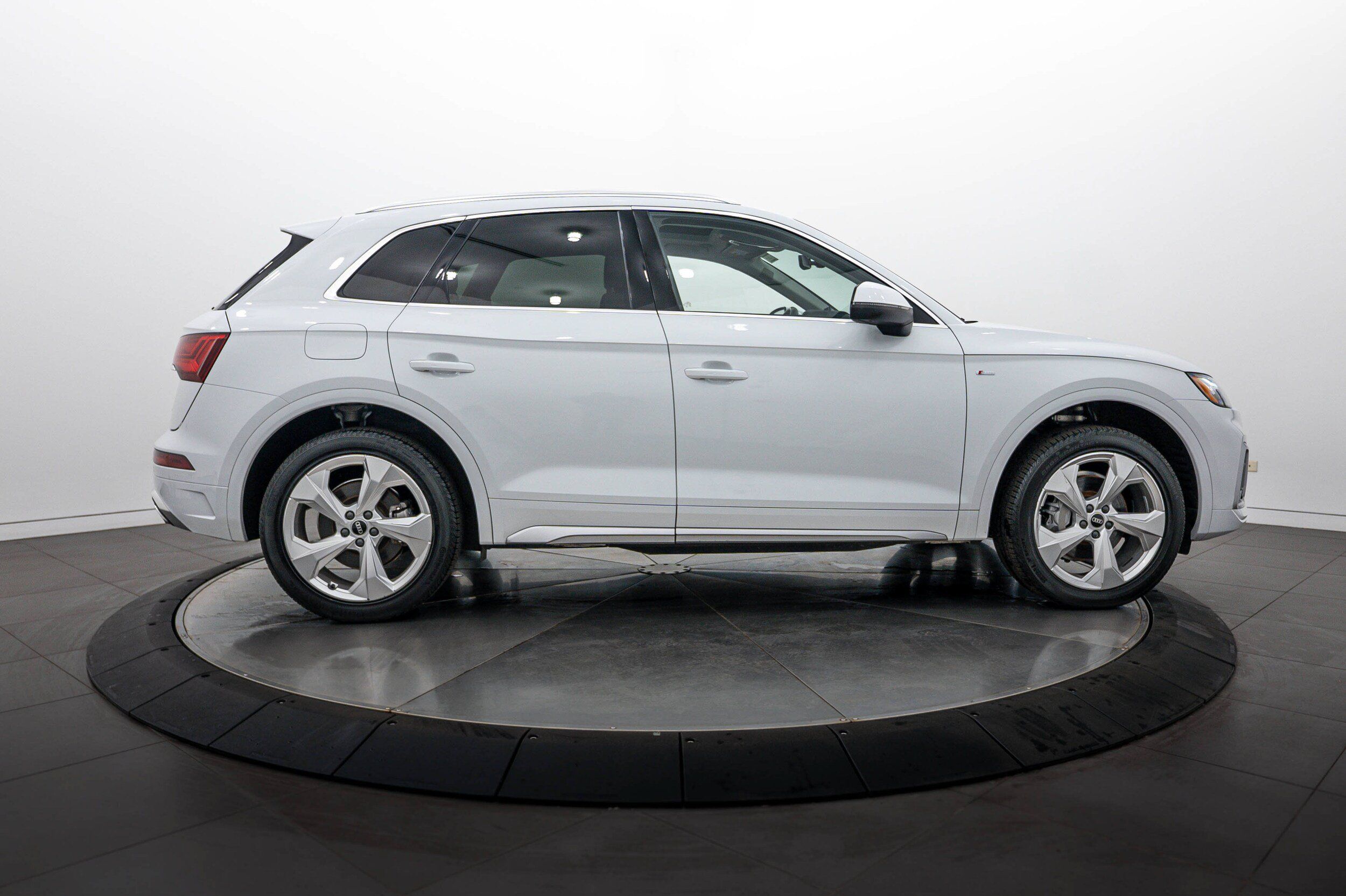 Used 2022 Audi Q5 2.0T Premium Plus w/ Premium Plus Package AWD/4WD image 3