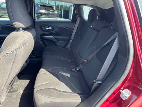 Used 2020 Jeep Cherokee Latitude FWD image 6