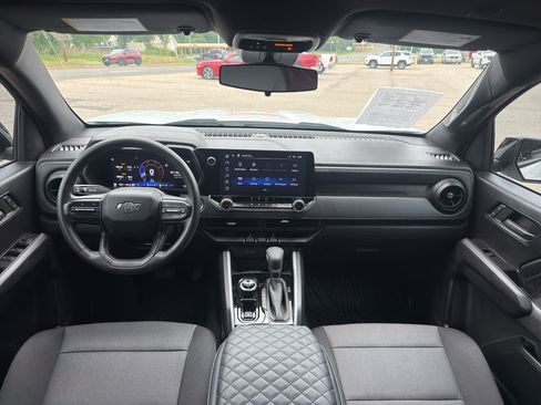 Used 2024 Chevrolet Colorado Trail Boss w/ Technology Package AWD/4WD image 16