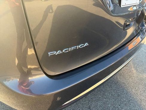 Used 2023 Chrysler Pacifica Touring-L image 46