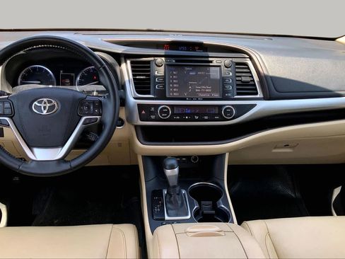 Used 2019 Toyota Highlander XLE FWD image 15