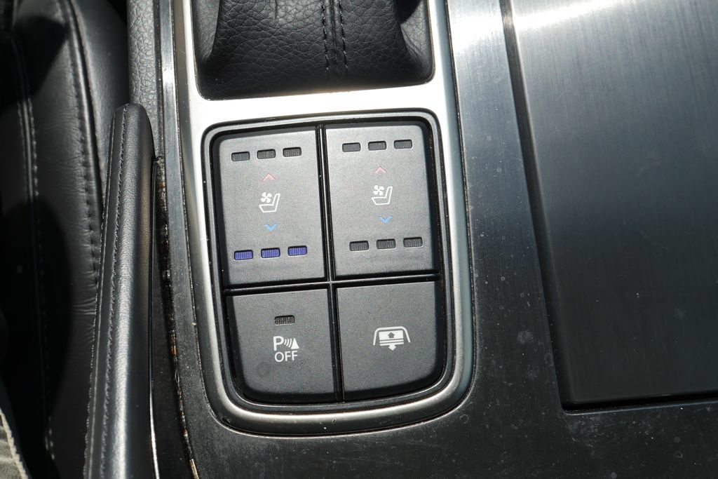 Used 2014 Hyundai Azera Limited w/ Option Group 02 FWD image 12