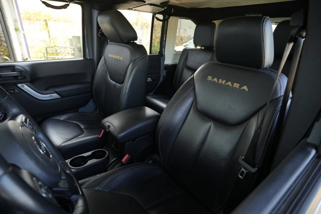 Used 2015 Jeep Wrangler Unlimited Sahara w/ Connectivity Group AWD/4WD image 21