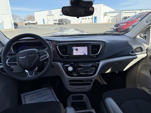 Used 2023 Chrysler Voyager LX image 17
