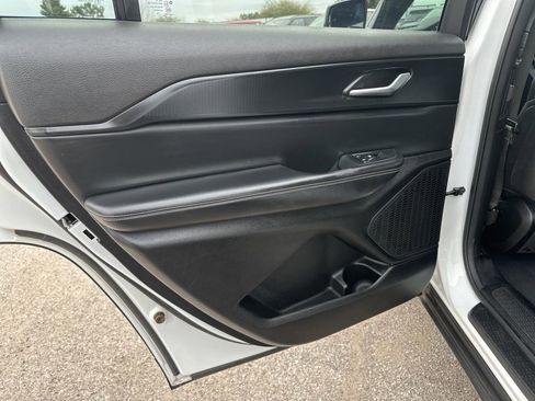 Used 2023 Jeep Grand Cherokee L Laredo image 18