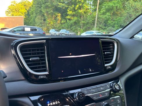 Used 2025 Chrysler Pacifica Select image 17