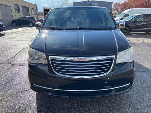 Used 2014 Chrysler Town & Country Touring-L w/ Driver Convenience Group image 2