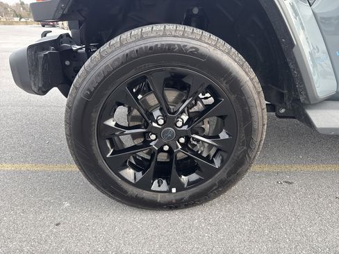 Used 2025 Jeep Wrangler Sahara image 11