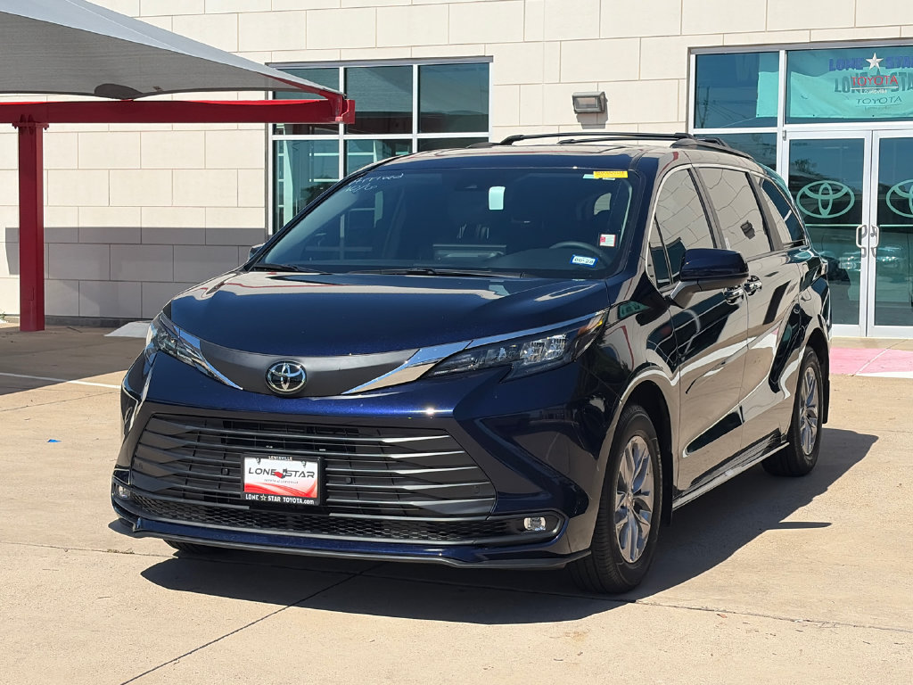 Used 2026 Toyota Sienna XLE FWD image 4